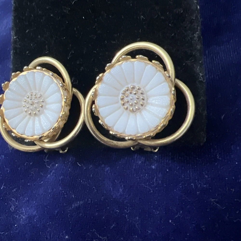 Vintage Signed Hobe Large Daisy Gold Tone Clip On Earrings